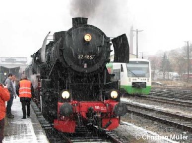Güterzuglok 52 4867 am Bahnhof in Meiningen am 2.2.2008 . Im Bild rechts daneben ist ein 