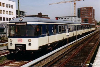 470 128 am Tag der Pressevorstellung am 2. Mai 2005 in Poppenbüttel. Am 8. Mai 2005 wurde das Fahrzeug mit einer S-Bahn Gesamtnetz-Rundfahrt der Öffentlichkeit vorgestellt. Am 17. Juni 2006 wurde das Fahrzeug aufgrund abgelaufener Frist abgestellt, seitdem wird die erneute Inbetriebnahme dieses Fahrzeuges vorbereitet.