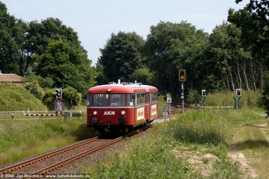 VT3.08 der AKN passiert am 07. Juni 2008 nördlich von Hamburg einen Bahnübergang zwischen Henstedt-Ulzburg und Alveslohe auf der Fahrt nach Barmstedt. Nachdem 1973 hier der Personenverkehr endete und auch viele Jahre kein Güterverkehr auf dieser Verbindung stattfand, wurde die seither nur zu Überführungsfahrten genutzte Verbindung Ulzburg - Barmstedt nach Schließung der Werkstatt in Barmstedt 1992 wieder belebt und wird seit 1999 in der Regel im Stundentakt von der Linie A3 (Ulzburg - Elmshorn) befahren. Die Uerdinger VT3.08 und VT3.09 sind seit Herbst 1993 Museumsfahrzeuge der AKN. 