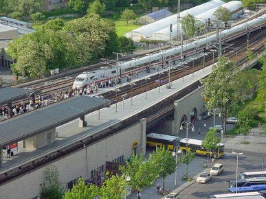 Einer der letzten am Bahnhof Zoologischen Garten in Berlin haltenden ICE im Mai 2006 vor Eröffnung des neuen Hauptbahnhofes und damit verbundener 