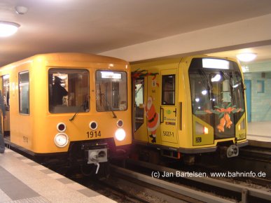 Weihnachtszeit bei der Berliner U-Bahn: Das Foto vom 16.12.2007 zeigt den historischen E-III-Zug 1914 neben dem weihnachtlich geschmückten H-Zug 5027 im U-Bhf. Alexanderplatz (U5).