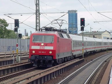 120 105 mit einem EC Richtung Hamburg während der Einfahrt in Berlin-Spandau am 13. Juli 2004