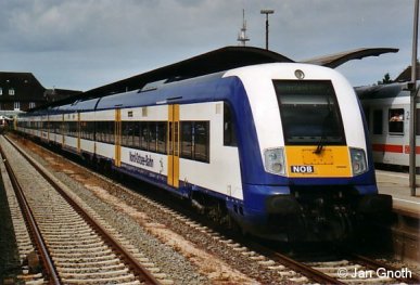Ein Marschbahnzug der Nord-Ostsee-Bahn mit Steuerwagen voran im Juli 2008 in Westerland.