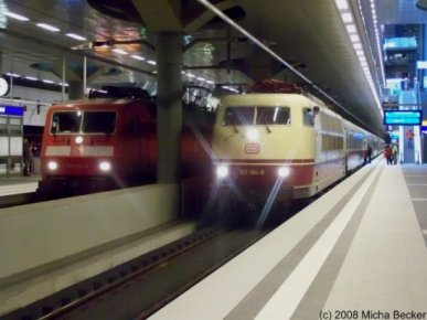 BR120 als InterCity und BR103 als Trans Europ Express (TEE) Rheingold im Berliner Hauptbahnhof zur Weiterfahrt nach Koblenz.
