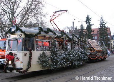 Gotha-Wagen 125 steht am 6.12.08 mit der Lore 360 am Nicolaiplatz bereit für die Teilnahme an der 10. Weihnachtsmannparade durch Brandenburg(Havel)