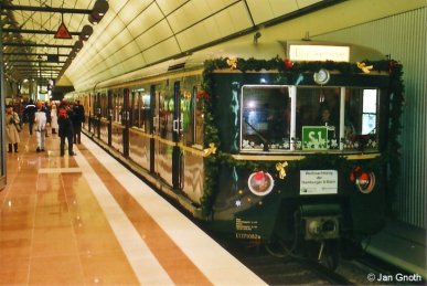 Am 13.12.2008 nur 2 Tage nach der Eröffnung wurde der historische 471 082 von 1958 als Weihnachts-S-Bahn auf der neuen Strecke zum Hamburger Flughafen eingesetzt.