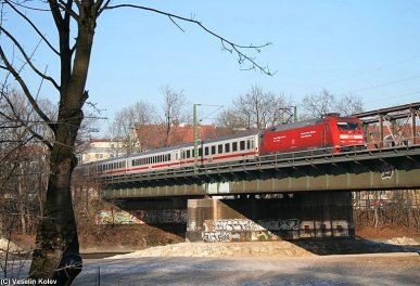 Auf seiner Fahrt von Saarbrücken nach Graz passiert EC 317, gezogen von 101 093, am 10.01.2009 die Braunauer Brücke über die Isar in München.
