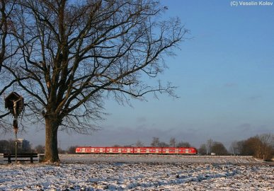 Wie leicht gepudert war dieses Feld nahe Unterhaching am 26.12.2008. Ein Triebwagen der Baureihe 423 wurde an dieser Stelle auf seiner Fahrt durch das Münchner Umland aufgenommen.