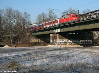 Nur drei Tage vor Fristablauf entstand am 10.01.2009 diese Aufnahme von 110 175. Mit EN 483 am Haken überquert sie die Braunauer Brücke über die Isar in München.