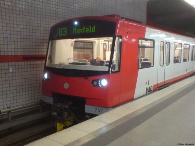 Automatische U-Bahn Nürnberg auf der Line U3 Richtung Maxfeld
