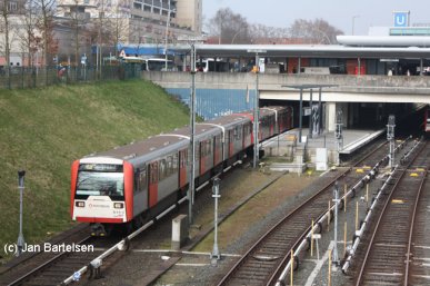 DT3E 818-3 im April 2009 bei der Ausfahrt aus dem Hamburger U-Bahnhof Billstedt in Richtung Mümmelmannsberg.