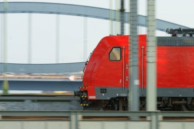 Eine Lok der DB Baureihe 101 auf den Elbbrücken in Hamburg
