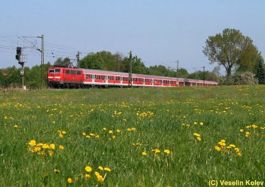 Nahe Ostermünchen entstand am 3.05.2009 dieses Aufnahme von einer Lok der
Reihe 111 samt ihrem Regionalzug, der aus München kommend in Richtung
Salzburg unterwegs ist.