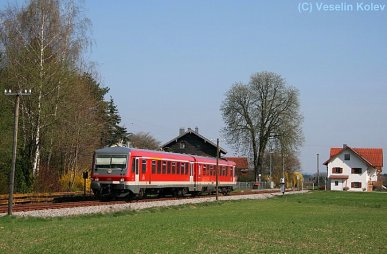 Brandstätt ist ein Haltepunkt an der idyllischen Nebenstrecke Grafing Bf -
Wasserburg (Inn) Bf. Am 10.04.2009 verlässt 628 576 den Ort in Richtung
Grafing.