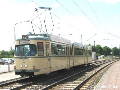 Am 30.5.2009 ist in Frankfurt am Main ein Straßenbahnwagen der Baureihe 