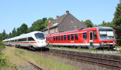VT 628 212 (auf dem Weg nach Lübeck) und Diesel-ICE VT 605 517 (auf dem Weg nach Kopenhagen) am 3. Juli 2009 im Bahnhof Timmendorfer Strand. 