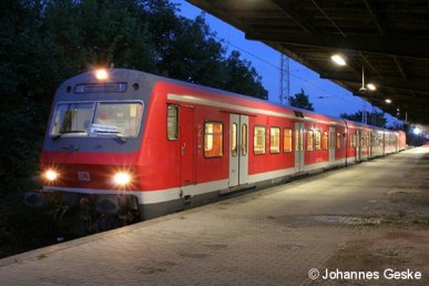 Ein S-Bahn-Ergänzungszug im Endbahnhof Hennigsdorf (bei Berlin). Dieser Bx-Zug wird nach kurzer Pause wieder nach Berlin-Gesundbrunnen zurück fahren. Das Bild entstand am Abend des 24. Juli 2009.