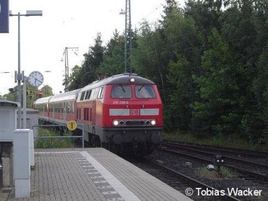 Dieses Bild gehört wohl bald der Vergangenheit an. 
Eine 218 mit vier modernisierten Silberlingen bei der Einfahrt auf Gleis 5 im Bahnhof Lüneburg am Morgen des 22. Juli 2009. Auf dem Bild 218 339-0.