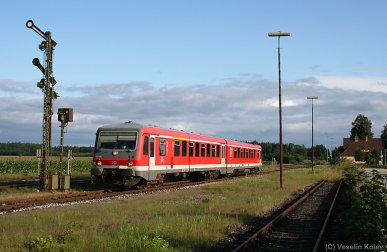 628 560 verlässt am Morgen des 25.07.2009 den beschaulichen Bahnhof Tüßling in Richtung Burghausen.