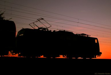 Im Morgengrauen des 29.07.2009 wurde die Silhouette einer Lok der Reihe 111 bei Zorneding aufgenommen.