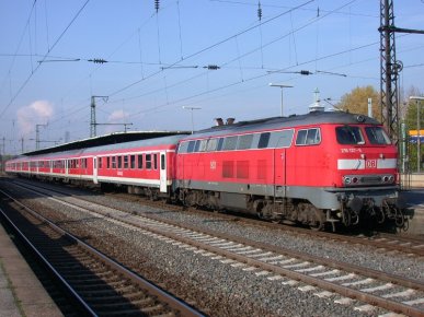 29.10.2008: 218 137 mit einem Regional-Express von Köln-Deutz durch die Eifel nach Trier. 