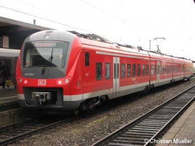 Vierteiliger Elektrotriebzug der Baureihe 440 am Hauptbahnhof in Augsburg.
Die zu sehende Garnitur ist am Nachmittag des 25.10.2009 von dort als Regionalbahn nach Donauwörth gefahren.