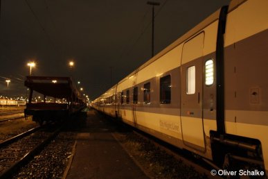 Ein Talgo-Nachtzug wartet am Abend des 13.11.2009 im Werk Hamburg-Langenfelde auf seinen nächsten Einsatz. Diese Züge sind nur noch bis zum Fahrplanwechsel Mitte Dezember 2009 im Einsatz. Bei BahnInfo erscheint in Kürze auch eine Fotogalerie-Sonderseite über die Talgo-Nachtzüge.