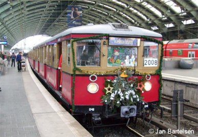 Der Weihnachtszug der Berliner S-Bahn 2008 am 6. Dezember 2008 in Berlin Ostbahnhof. 