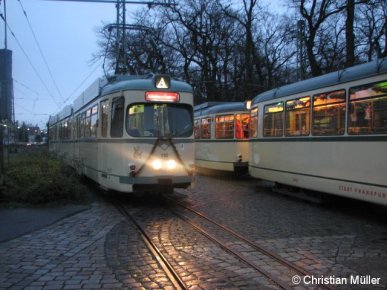 Zwei Nikolaus-Express-Sonderzüge auf dem Gelände des Verkehrsmuseums Frankfurt-Schwanheim am 5.Dezember 2009. Links ist der aus Richtung Offenbach gekommene O-Wagen zu sehen. Hierbei handelt es sich um die erste Zweirichtungs-Baureihe bei der Straßenbahn in Frankfurt. Rechts daneben steht ein L-Zug Bestehend aus Triebwagen und Anhänger.