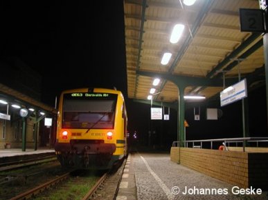 Eine BR650 im Bahnhof Templin. Die ODEG pendelte mit der Linie OE63 bis zum Fahrplanwechsel im Dezember 2006. Hier, am 2.12.2006, wartet der Wagen 71 auf die Abfahrt nach Eberwalde.