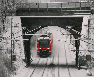 Vor kurzem ist 440 001 aus dem Betriebswerk in München-Steinhausen ausgerückt und ist unterwegs zum Hauptbahnhof, wo neue Einsätze auf das Fahrzeug warten. Die Aufnahme entstand am winterlichen 21. Dezember 2009 am Nockherberg.