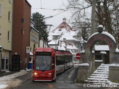 Wegen eines Wasserrohrbruches musste die Straßenbahn am 16.01.2010 in Mögeldorf wenden und konnte nicht wie regulär zum Tiergarten fahren. Hier zu sehen ist Wagen 1112 in der sonst eher selten genutzten Schleife Mögeldorf.