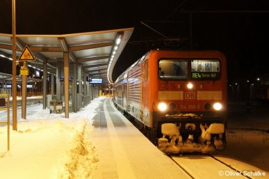 Am 13.02.2010 ist in Wittenberge der tiefe Winter dieses Jahres zu spüren. Baureihe 114 010 ist der harte Einsatz anzusehen, welcher die anstehende Fahrt nach Berlin aber nicht hindern wird.