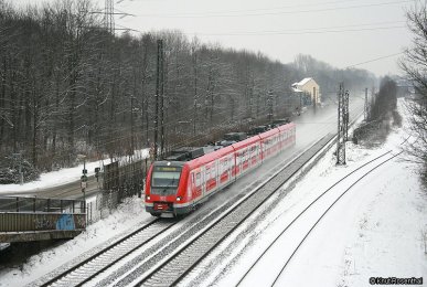 Momentan ersetzt die DB in Nordrhein-Westfalen ihre Flotte aus x-Wagen und Lok durch neue Triebwagen der Baureihe 422.

422 048 ist am 14. Februar 2010 als S2 auf dem Weg von Dortmund nach Duisburg und wird in wenigen Minuten den Bahnhof Essen-Altenessen erreichen.