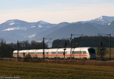 Zum Greifen nahe erschienen die Alpen am frühen Morgen des 27.02.2010. Ein ICE wurde nahe Ostermünchen (Strecke Rosenheim - München) aufgenommen; der Zug ist von Innsbruck nach Berlin unterwegs.
