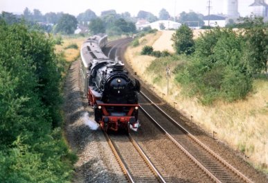 Bordesholm, Juni 1992, 042 271-7 der Rendsburger Eisenbahnfreunde mit einem Sonderzug Hamburg - Kiel zur Kieler Woche.

