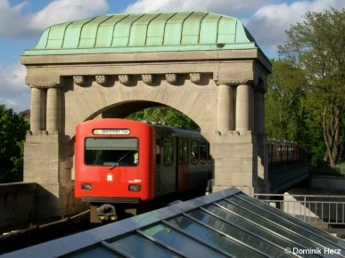 Am 6. Mai 2009 passiert ein DT2-Verband das Sandsteintor vor dem Bahnhof Kellinghusenstraße.