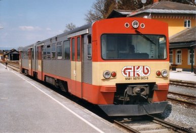 VT70 03 der Graz-Köflacher-Eisenbahn auf der Fahrt von Graz nach Köflach in Lieboch. Bei der Graz-Köflacher-Eisenbahn werden die dort als VT70 bezeichneten VT2E im kommenden Jahr durch neue Fahrzeuge vom Typ Stadler GTW 2/8 ersetzt. Damit ist die GKE die erste von 3 Privatbahnen, welche ihre VT2E ausmustert. Bei der AKN und FKE hingegen werden die VT2E noch zumindest bis 2017 im Bestand bleiben.