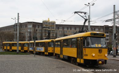 Am kommenden Samstag, den 29. Mai 2010 werden in Dresden die Tatras (Typ T4D) verabschiedet (siehe auch http://www.bahninfo.de/artikel/9170/ ). Am 16. April 2010 war 224 277 mit zwei anderen Wagen noch als Verstärker auf der Linie E3 im Einsatz. Das Foto zeigt ihn bei der Einfahrt in die Haltestelle Albertplatz.