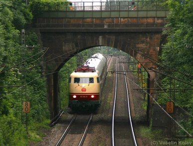 Mit einem TEE-Sonderzug am Haken durchfährt BR 103 184 bei trübem Wetter München am 13.06.2010.