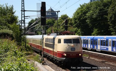 Nostalgie-InterCity im Planeinsatz: 103 235-8 am 27. Juni 2010 mit IC 1817 kurz vor der Einfahrt in Hamburg-Dammtor