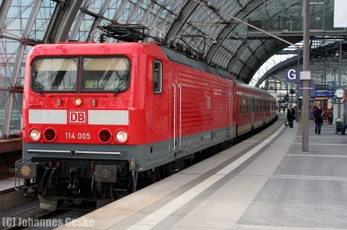 Berlin Hauptbahnhof, 22.Februar 2010. 
Ein Zug der Linie RE1 fährt nach Frankfurt/Oder aus. Eigentlich verkehren auf der Linie ausschließlich RE160-Dostos. Hier wird aber ein Ersatzzug eingesetzt (By-Wagen).