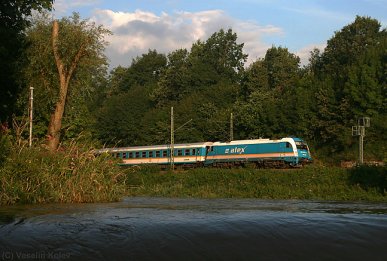 Am 10. August 2010 passiert ALX 87002 auf der Reise von München nach Hof die Stelle, an der Isar und Amper zusammenfließen.