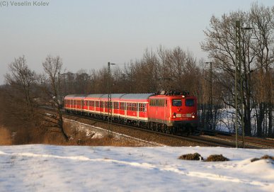 Dies ist 110 223, Münchens letzte Kastenzehner-Lok. Am 16. Februar 2010 bespannte sie den RE 30103 von München nach Kufstein. Nahe der ehemaligen Blockstelle Hilperting entstand diese Aufnahme.