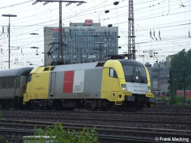 Auch schon wieder Geschichte: Am 07.07.2007 zieht der gemietete Abellio Taurus seinen bei den Eisenbahnfans so beliebten Nostalgiezug aus dem Essener Hbf Richtung Hagen.