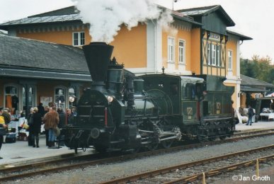 Lok 671 der Graz-Köflacher-Eisenbahn bei der 150-Jahr-Feier der Graz-Köflacher-Eisenbahn am 16.10.2010 in Lieboch. Die Lok 671 ist das erste bei der Graz-Köflacher-Eisenbahn in Betrieb genommene Fahrzeug und zog bei der Eröffnung der Graz-Köflacher-Eisenbahn am 03.04.1860 den Eröffnungszug von Graz nach Köflach. Die Lok 671 ist die älteste betriebsfähige Lokomotive der Welt.