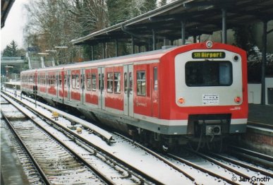 472 228 als Weihnachts-S-Bahn am 19.12.2009 in Blankenese. Eigentlich sollte die Weihnachts-S-Bahn natürlich mit dem historischen 471 082 von 1958 gefahren worden, doch nachdem dieser schadhaft geworden war, wurde als Ersatz 472 228 eingesetzt.