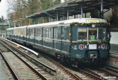 471 082 steht als Weihnachts-S-Bahn am 05.12.2009 in Blankenese zur Abfahrt in die Hamburger Innenstadt bereit.