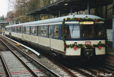 470 128 als Weihnachts-S-Bahn am 10.12.2005 in Blankenese. 470 128 war am 8.5.2005 unter Ausnutzung der Restfristen als historisches Fahrzeug wieder in Betrieb genommen worden und musste am 17.06.2006 wegen abgelaufener Frist wieder abgestellt werden. Seit 2009 wird der Zug wieder aufgearbeitet. 