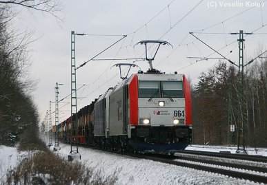 Eiskalt war es am 30. Januar 2010. Eine 185 und eine 186 von Lokomotion befördern einen schweren Containerzug in Richtung Kufstein; aufgenommen nahe Haar.
